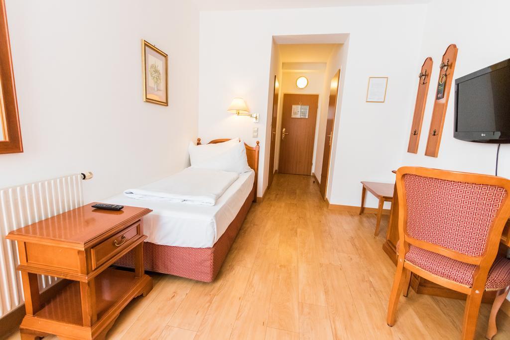 Familie Hopfeld - Hotel Dreikoenigshof Штокерау Екстер'єр фото